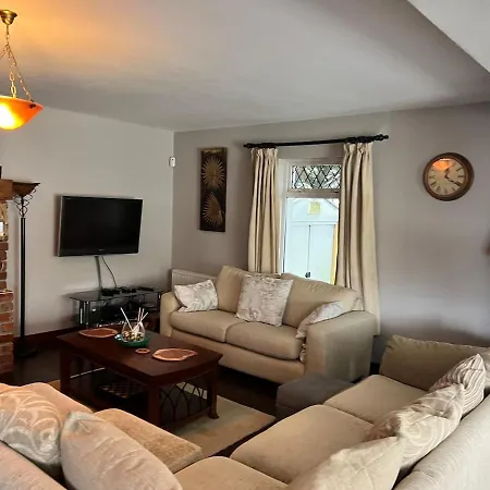 בית נופש Spacious Home, Walking Distance To Town Center