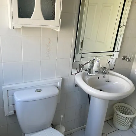 בית נופש Spacious Home, Walking Distance To Town Center
