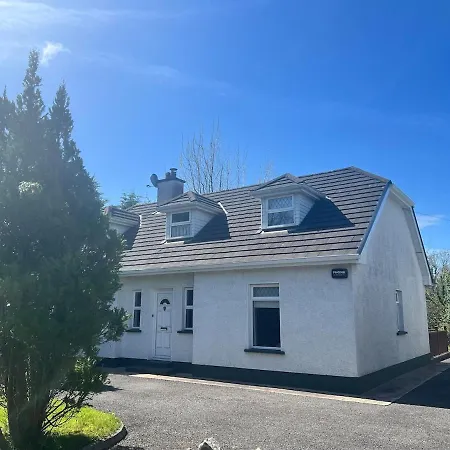 Spacious Home, Walking Distance To Town Center Nyaraló *