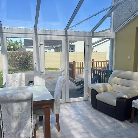 Spacious Home, Walking Distance To Town Center בית נופש *