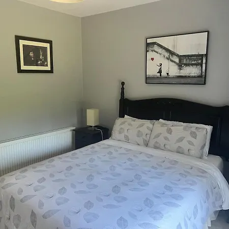 Spacious Home, Walking Distance To Town Center בית נופש