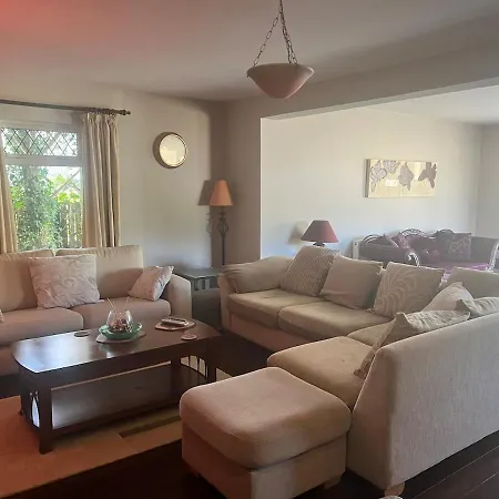 Spacious Home, Walking Distance To Town Center בית נופש *
