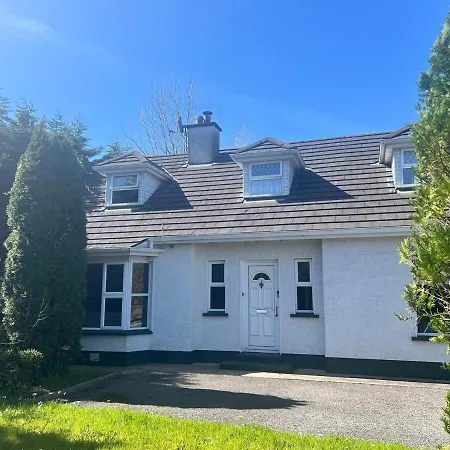 Spacious Home, Walking Distance To Town Center Nyaraló