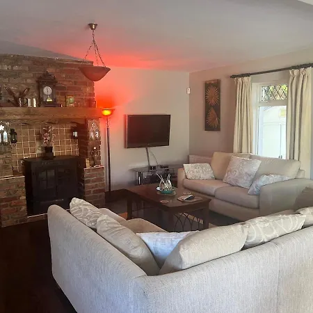 Spacious Home, Walking Distance To Town Center Nyaraló *